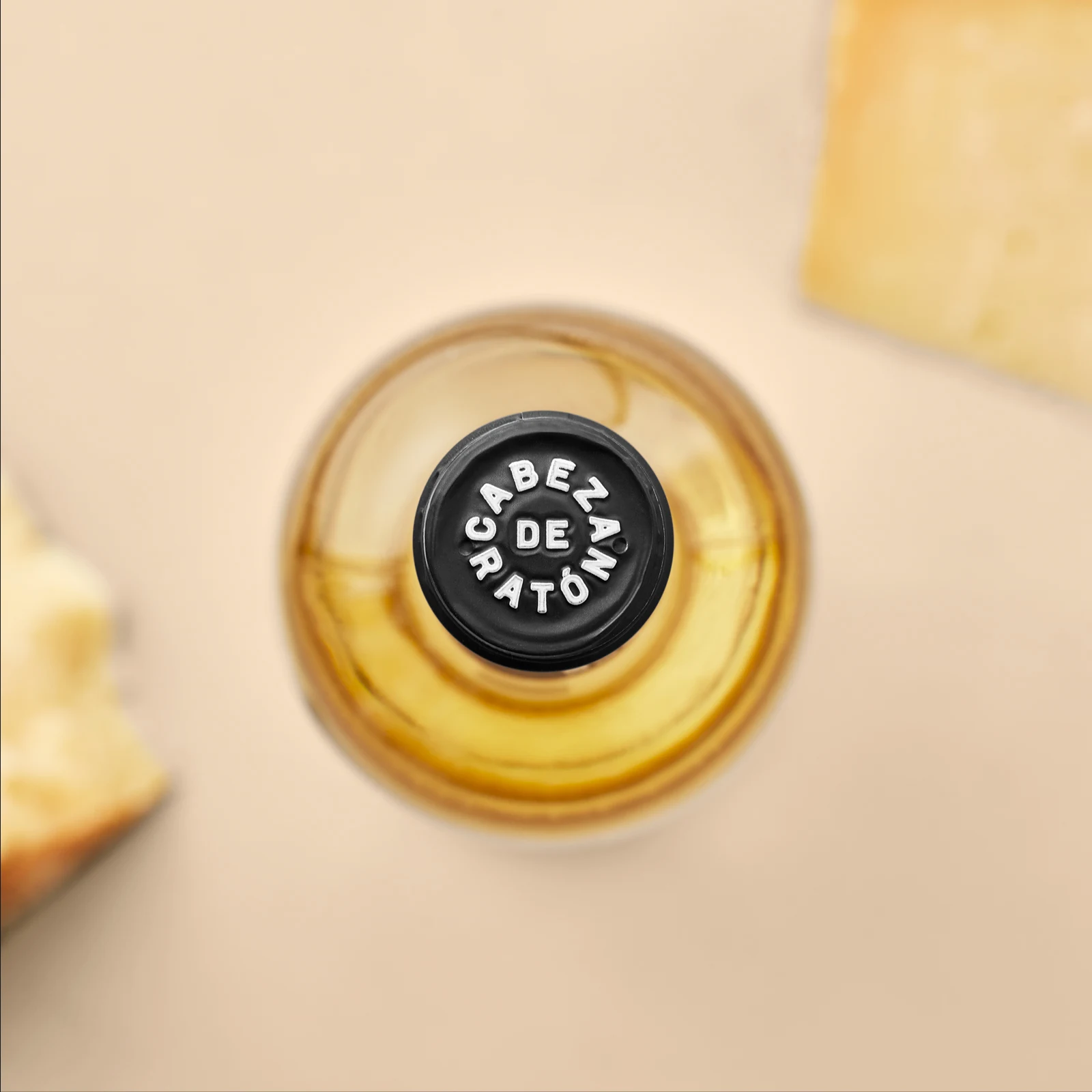 The Cabeza de Ratón cork top, embossed with the name